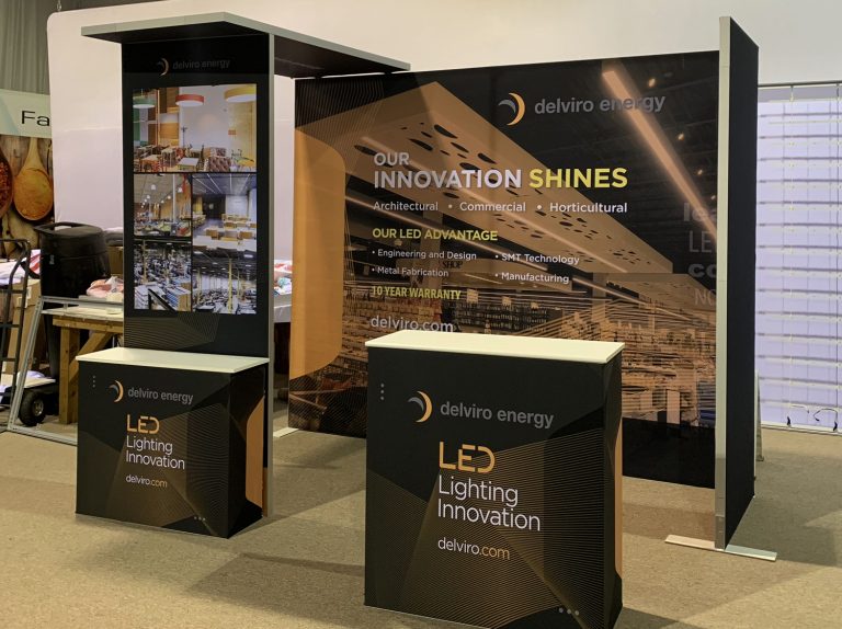 Modular display with various walls and ceiling